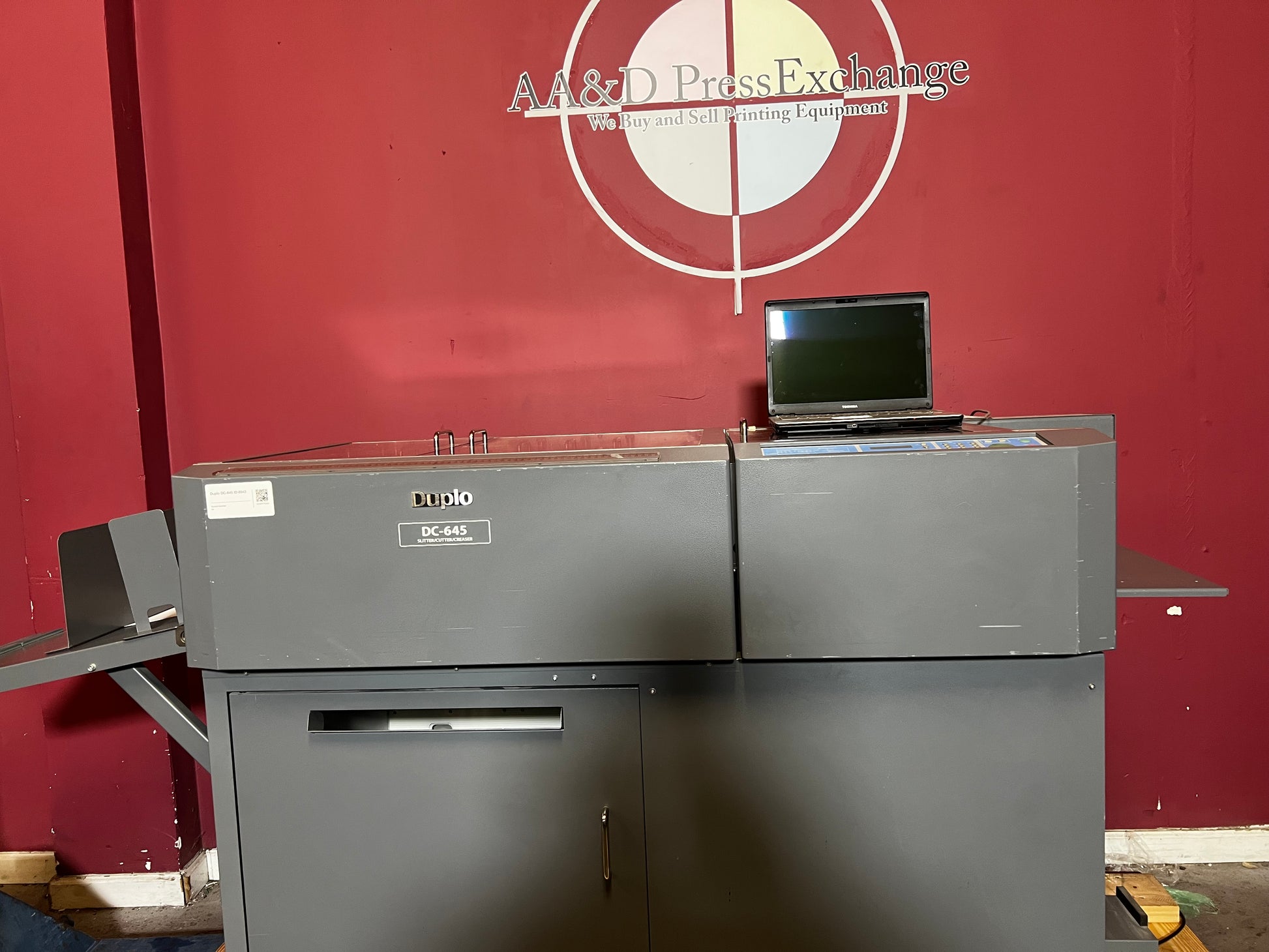 Used Duplo DC-645 Slitter Cutter Creaser close-up of slitter knives in action – AA&D PressExchange