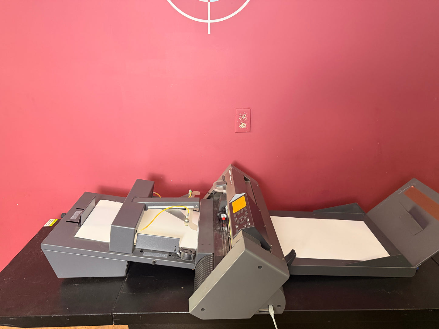 Used Graphtec CE-6000-40 Plus F-Mark Feeder cutting area with 13x19 media support