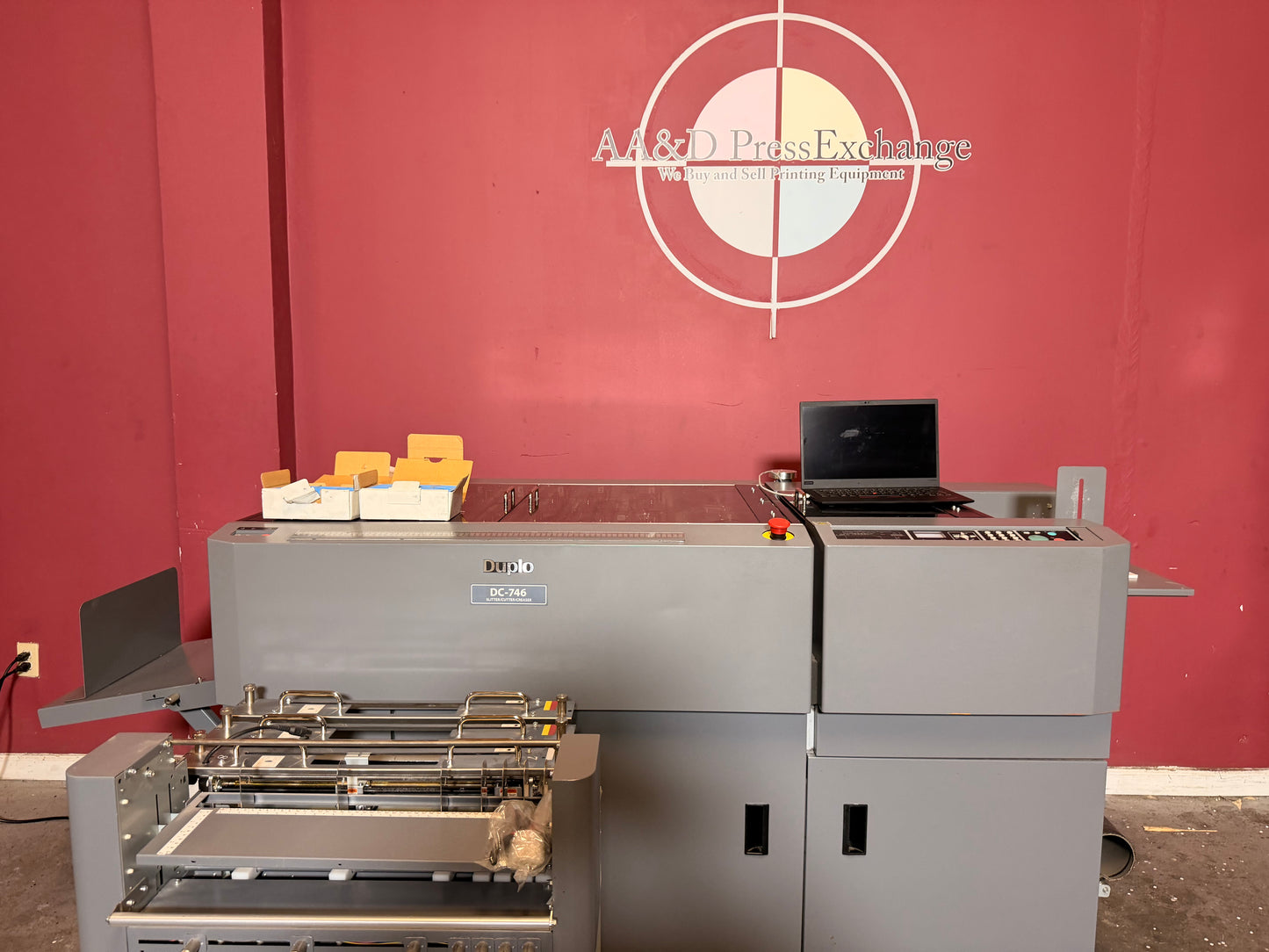Used Duplo DC-746 Slitter Cutter Creaser cutting and slitting section close up